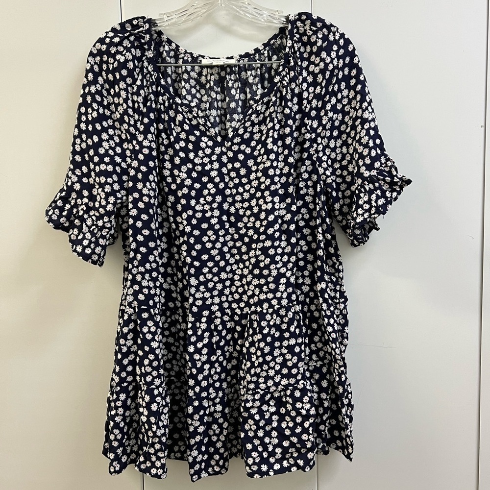 Excellent Condition BeachLunchLounge Daisy Short Sleeve Flower Blouse